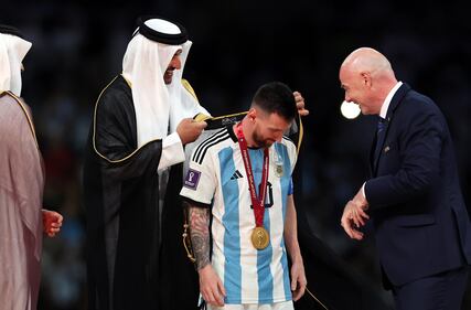 Messi con il mantello da sceicco 2