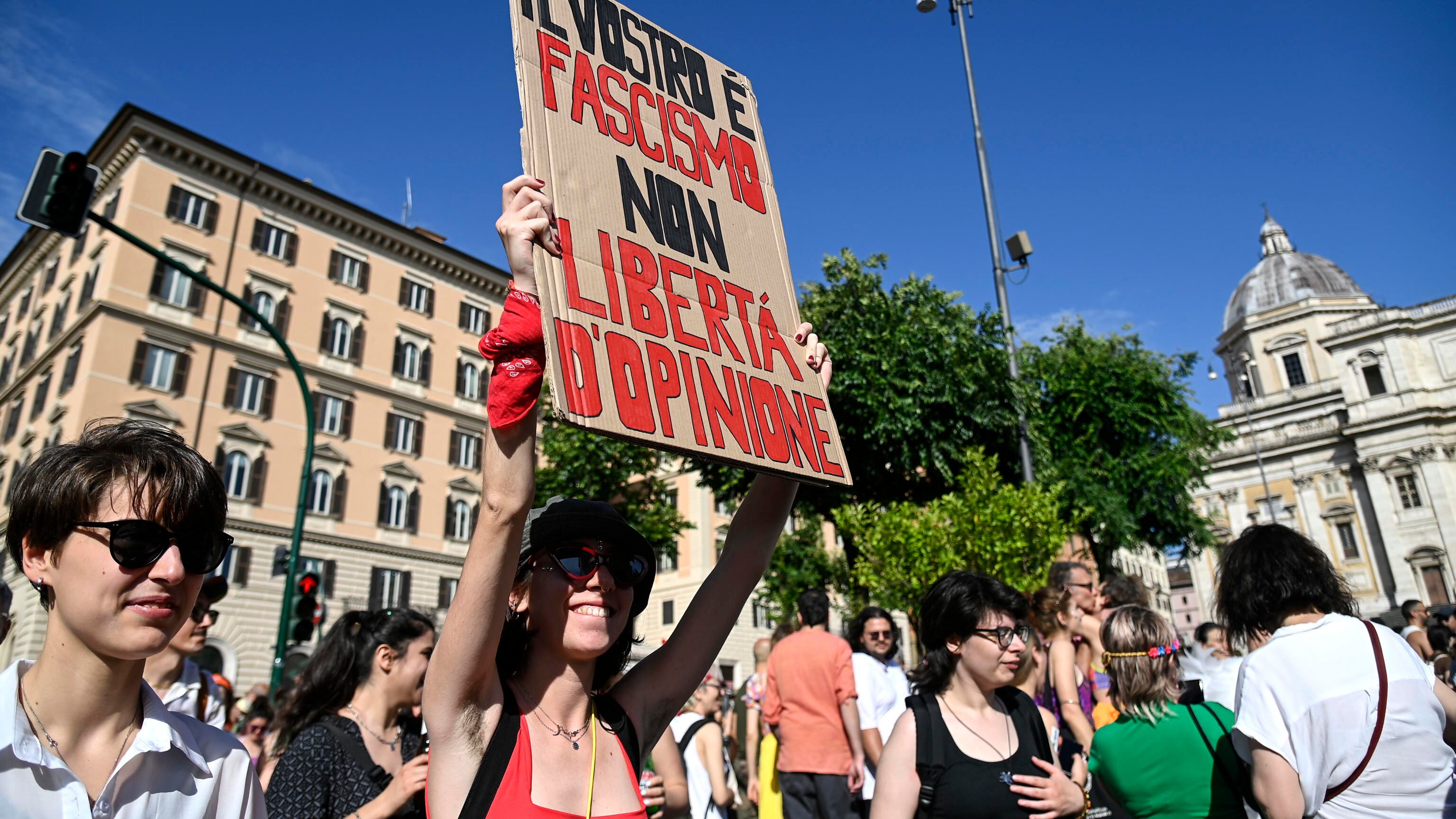 "Decisione difficile". Rocca lascia la Croce Rossa dopo le polemiche del Pride
