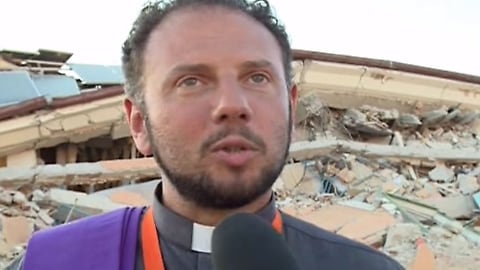 Amatrice, don Fabio bacchetta Renzi e Boldrini. "I loro fiori in chiesa non possono stare"