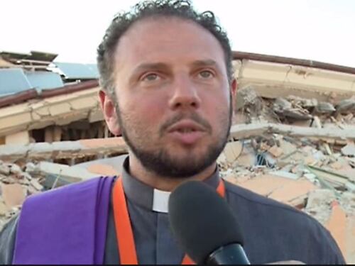 Amatrice, don Fabio bacchetta Renzi e Boldrini. "I loro fiori in chiesa non possono stare"