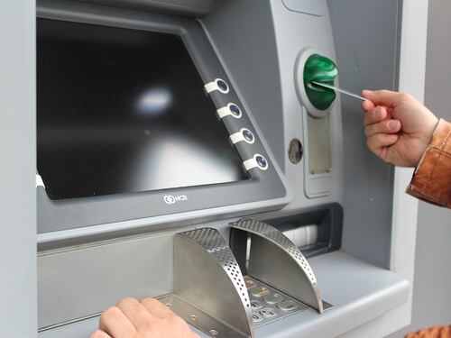 Attenti ai prelievi al bancomat Perché può scattare la batosta