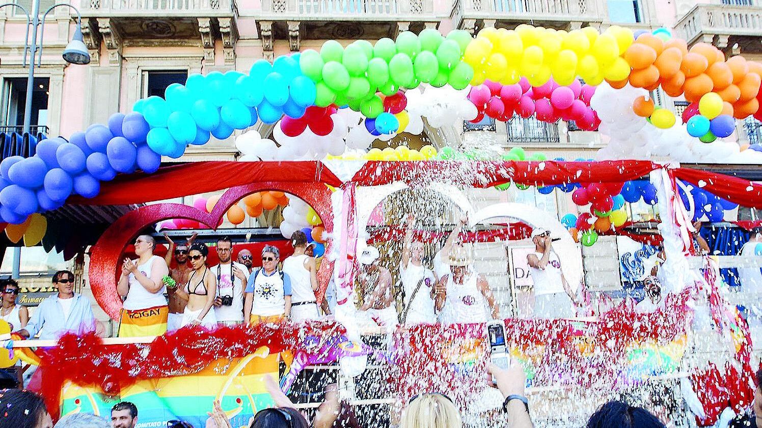 Famiglie, anziani, crisi? Chi governa la città si occupa solo dei gay