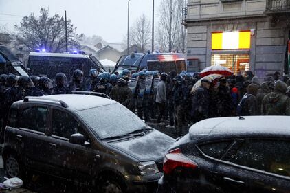 Scontri a Milano tra Forza Nuova e i centri sociali 14