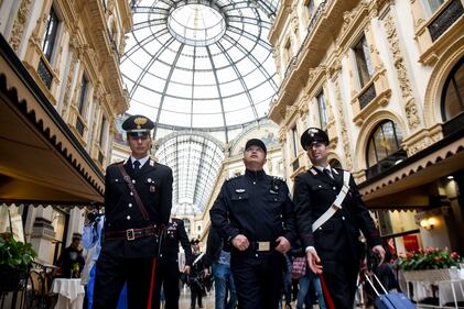 I poliziotti cinesi pattugliano Milano 10