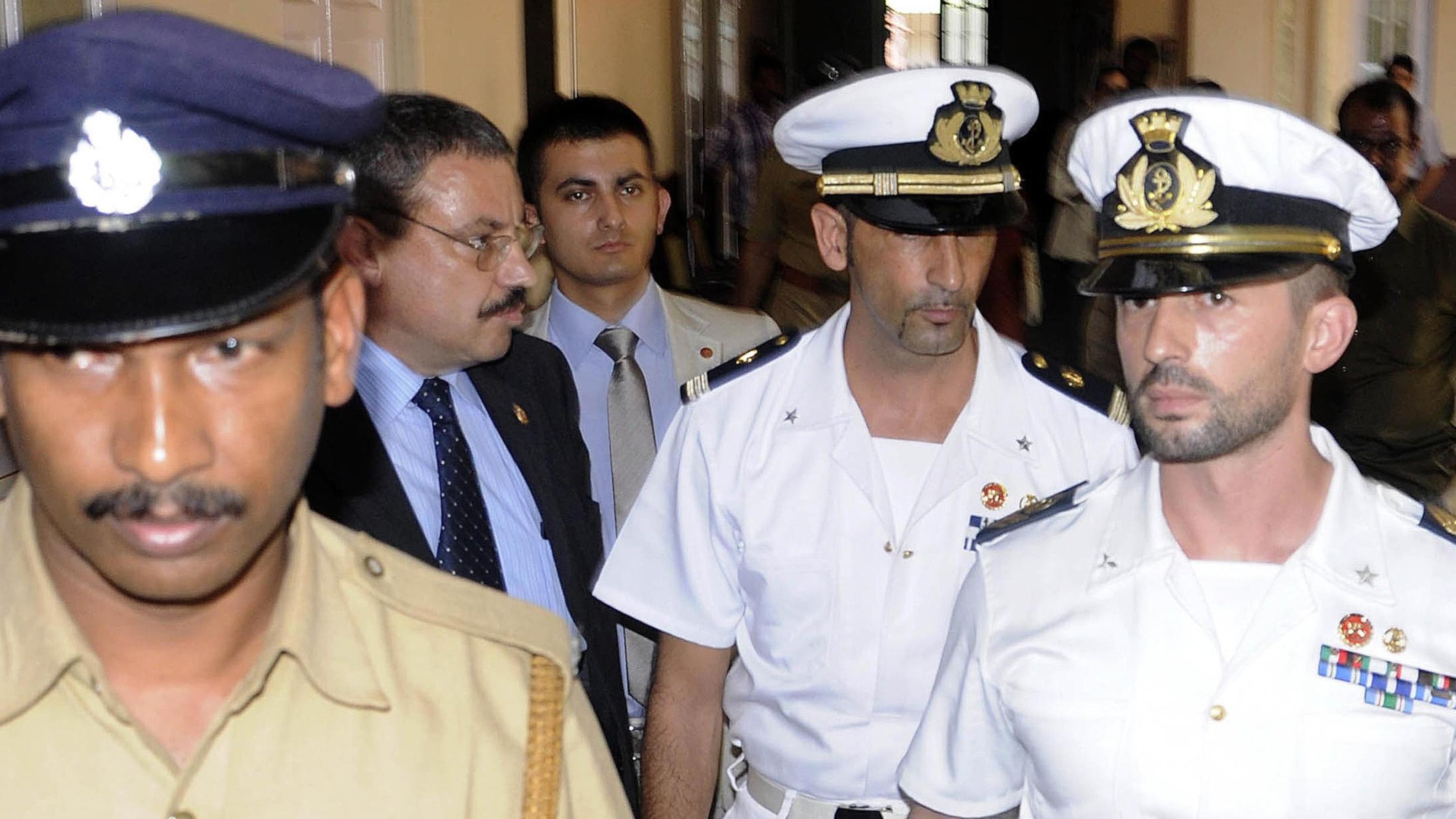 «Marò liberi», fischi al ministro della Difesa