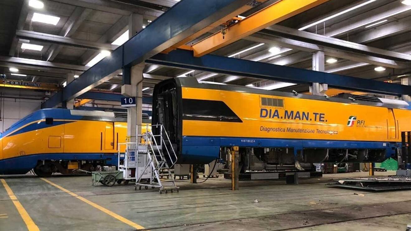 Un Diamante corre sui binari per la manutenzione della ferrovia