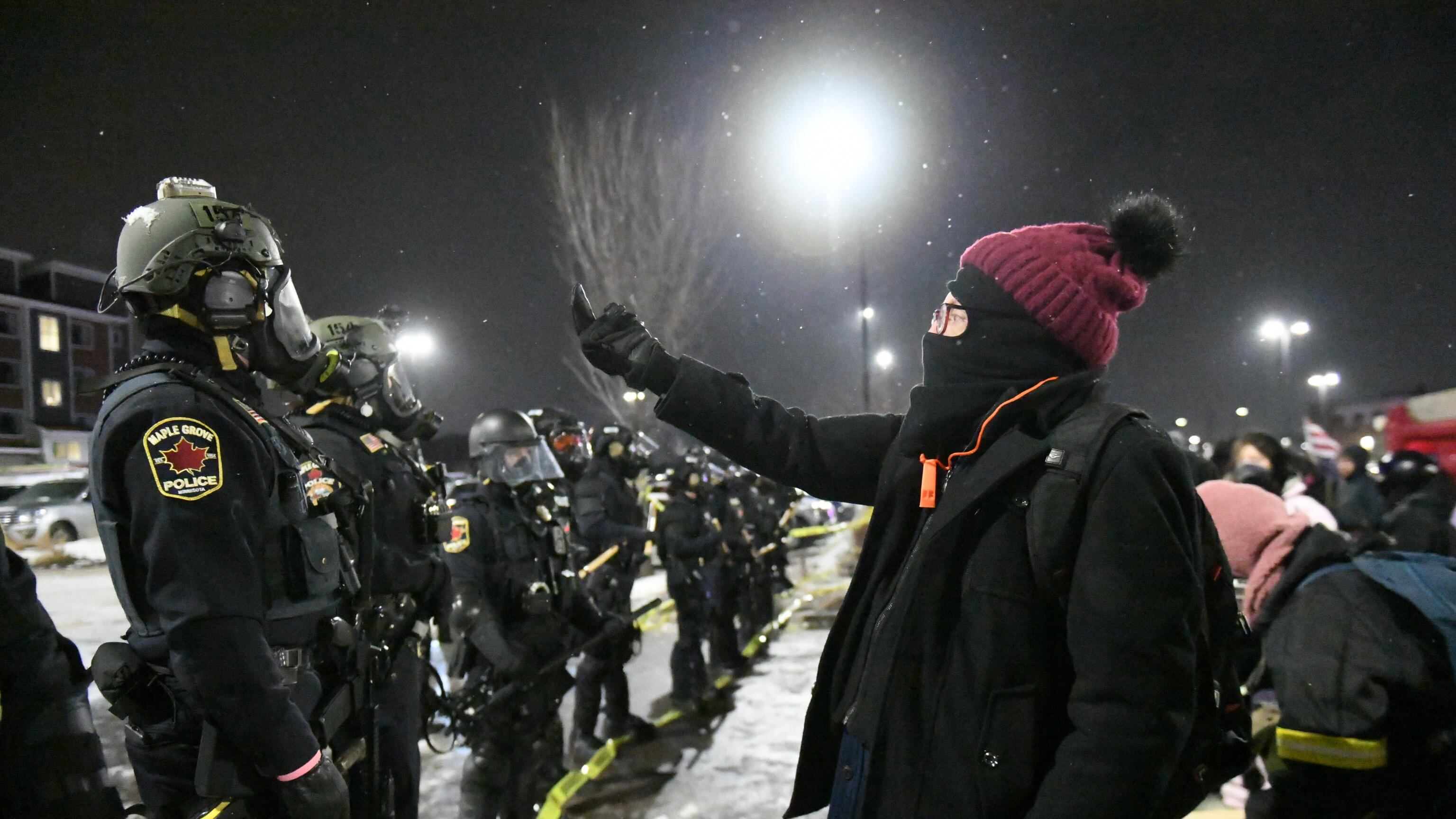 Bodycam per gli agenti federali a Minneapolis: la risposta di Trump alle proteste
