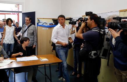 Renzi vota a Pontassieve con la moglie Agnese 3