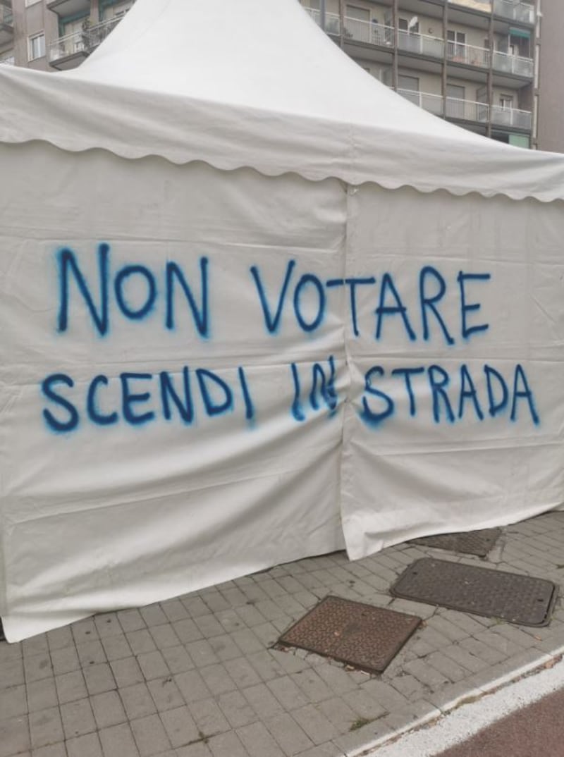 Un gazebo di Forza Italia è stato vandalizzato a Milano 1
