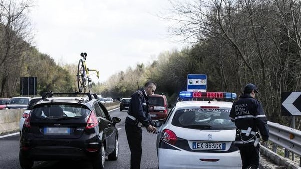 Foto ai vigili in sosta vietata. Alla sbarra chi li denuncia