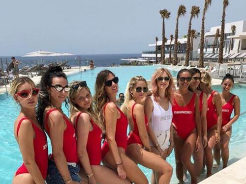 "Chiara Ferragni, i capelli rosa e le amiche sosia (rotonde e felici)". E il titolo fa infuriare la Ferragni