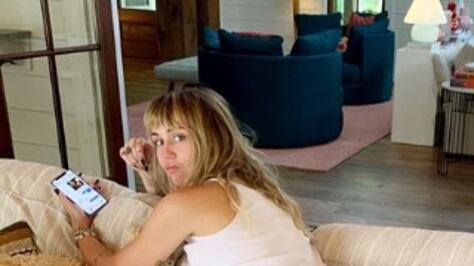 Per Miley Cyrus è tempo di estate. Lo scatto hot infiamma il web