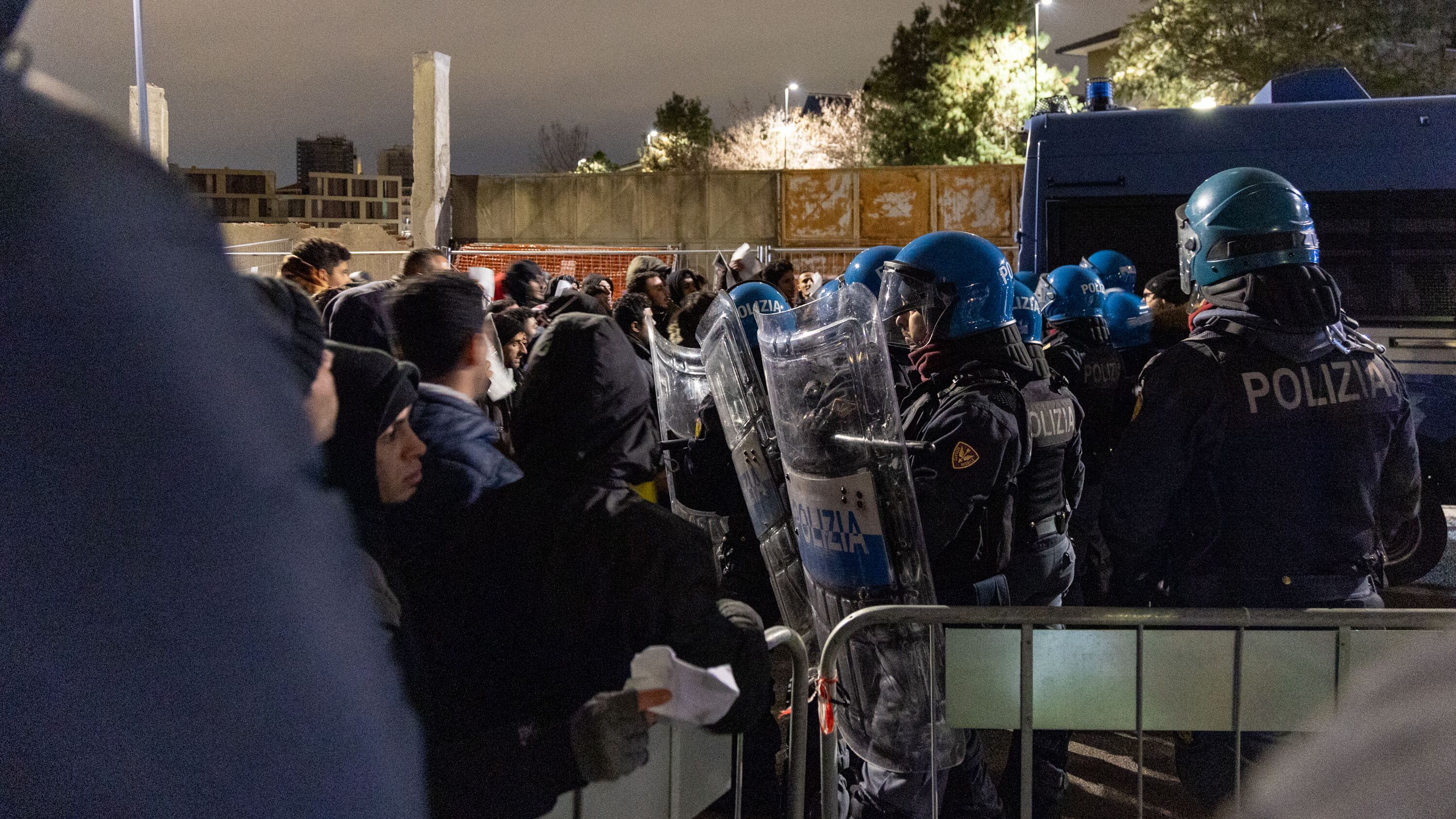 Ancora caos a Milano: 400 egiziani tentano di forzare la fila all'ufficio immigrazione