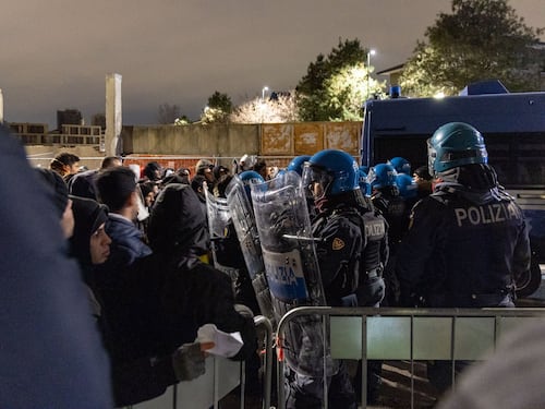 Ancora caos a Milano: 400 egiziani tentano di forzare la fila all'ufficio immigrazione