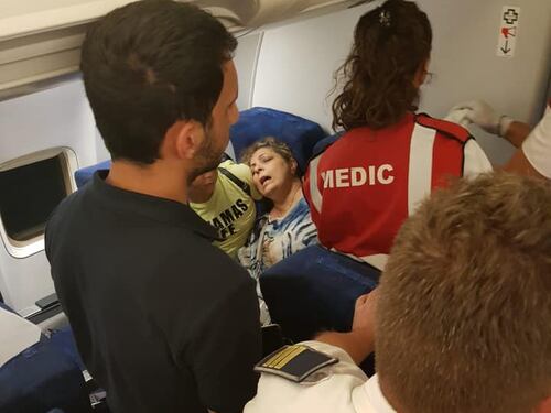 Famiglia di egiziani trascinata a forza fuori da un aereo