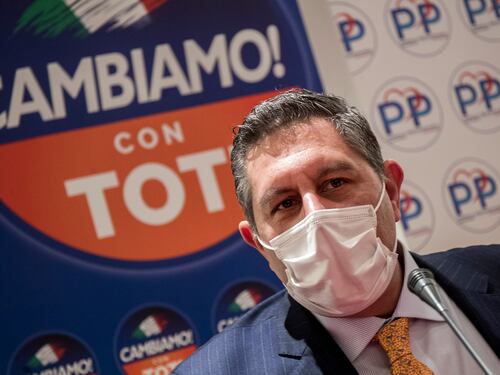 Toti sotto scorta dopo le minacce di morte