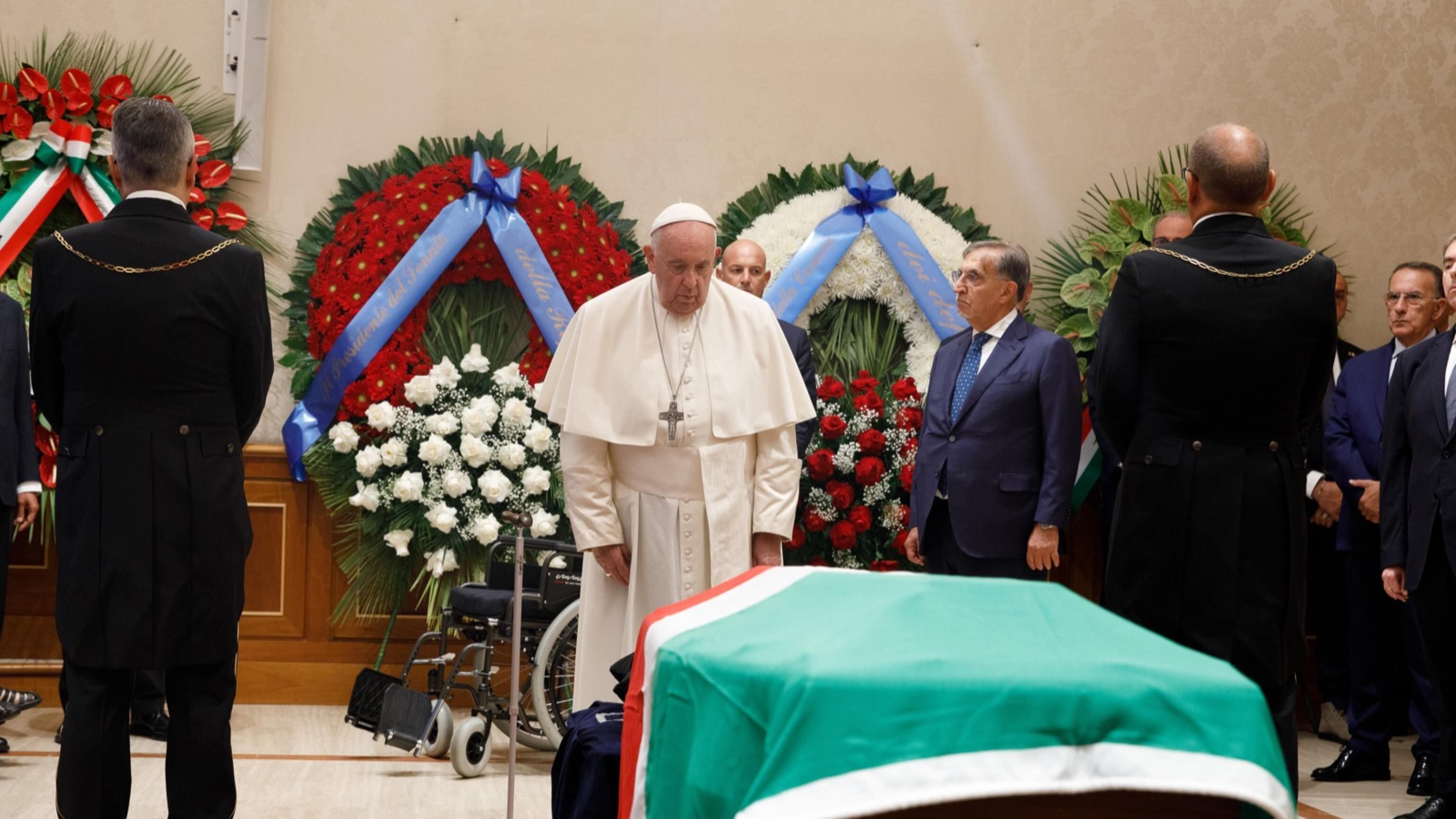 Com'è triste vedere Francesco inerte davanti alla morte. Esultano gli ex Pci