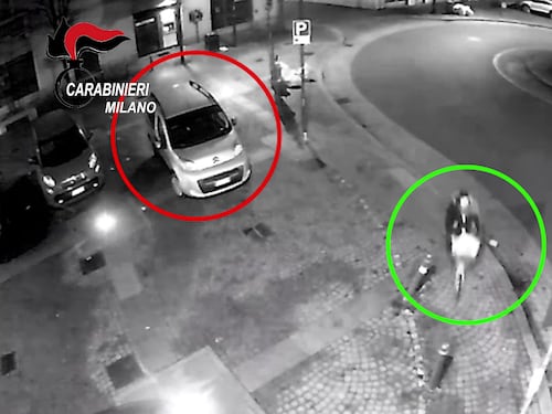 I fari dell'auto, il parcheggio, la violenza. Il racconto choc della commessa stuprata