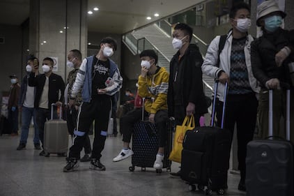 A Wuhan finisce il lockdown: la fila in stazione 8