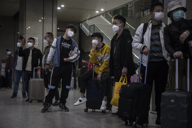 A Wuhan finisce il lockdown: la fila in stazione 8
