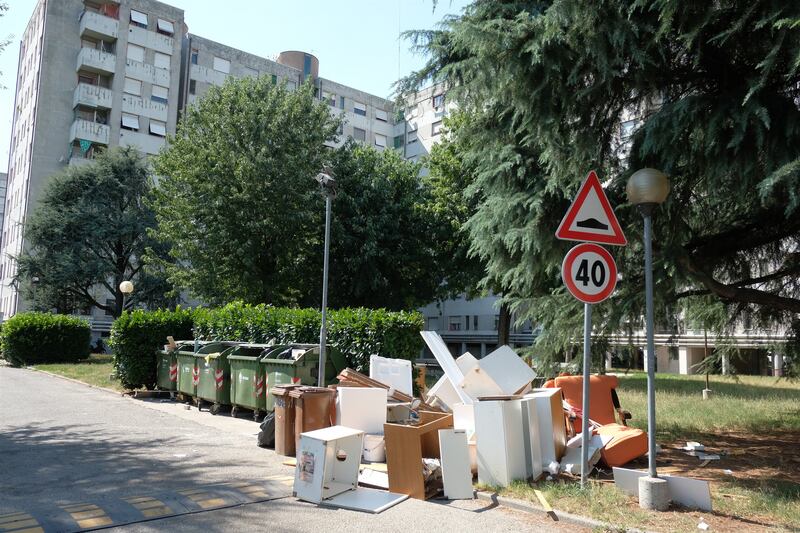Milano, viaggio nel fortino degli abusivi in via Salomone 3
