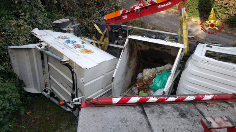 Camion nettezza urbana si ribalta nel torrente a Sanremo 5