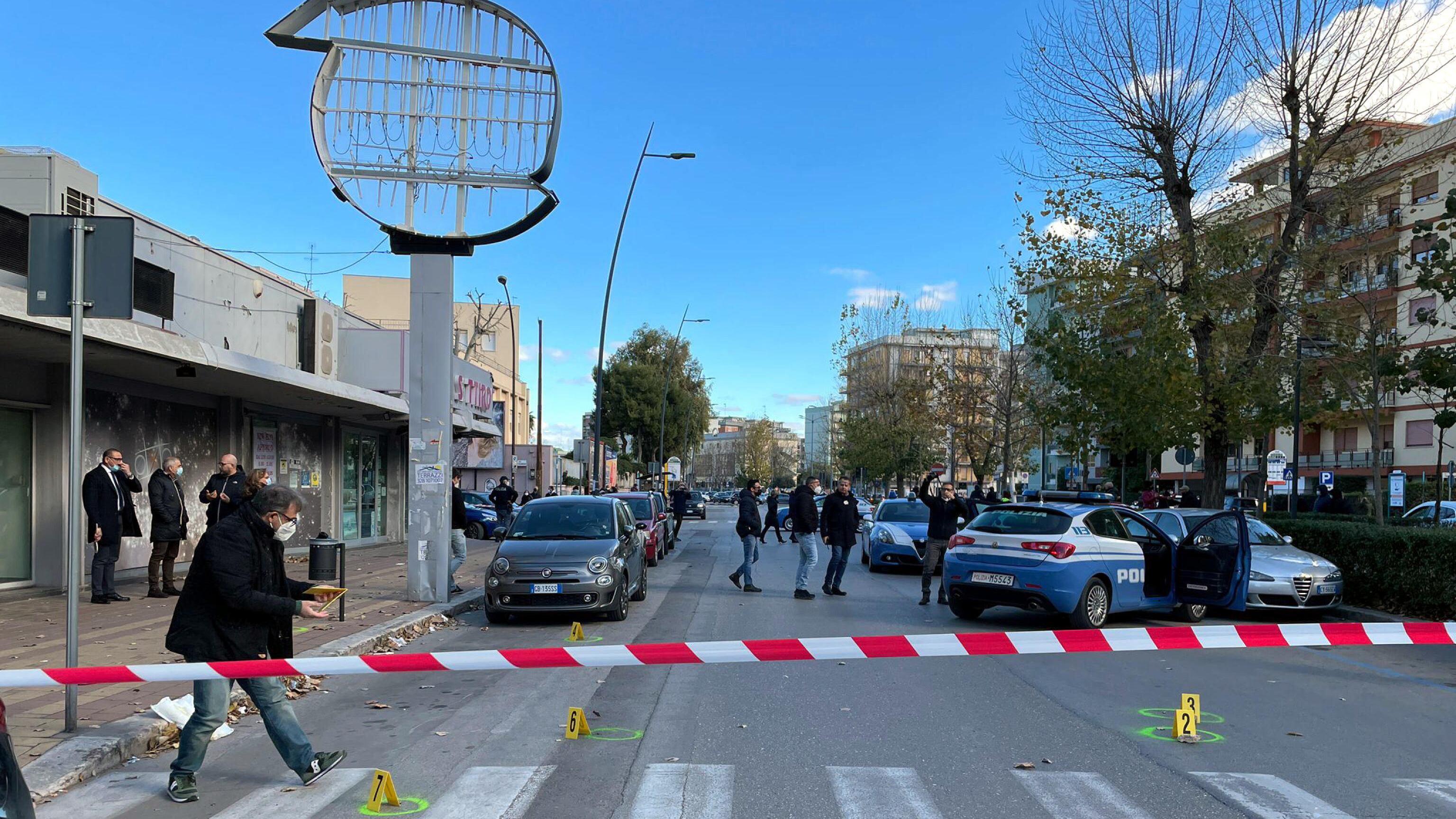 Terrore in centro a Taranto: ladro spara a due poliziotti