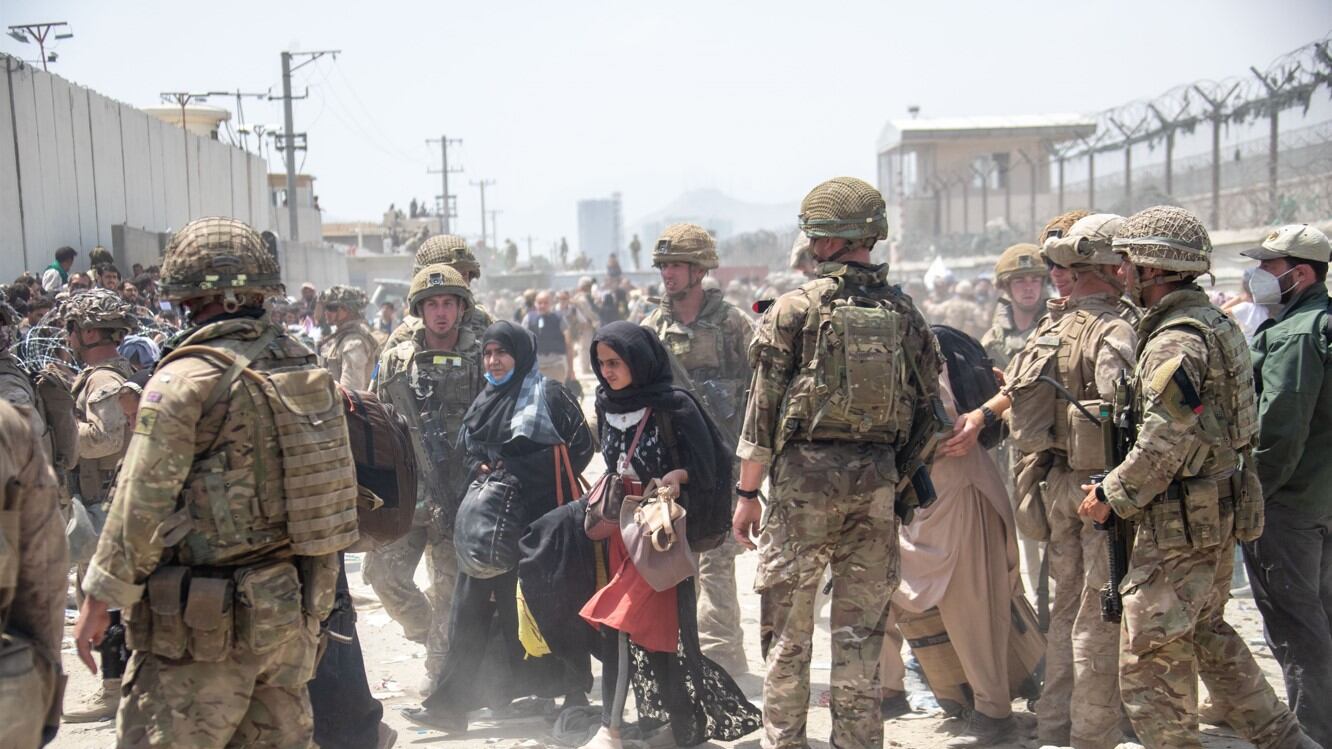 Calche all'aeroporto di Kabul: "20 morti". Johnson convoca il G7