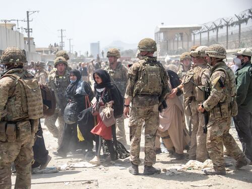 Calche all'aeroporto di Kabul: "20 morti". Johnson convoca il G7