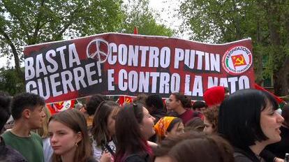 25 aprile, striscioni contro la Nato: scoppia la polemica