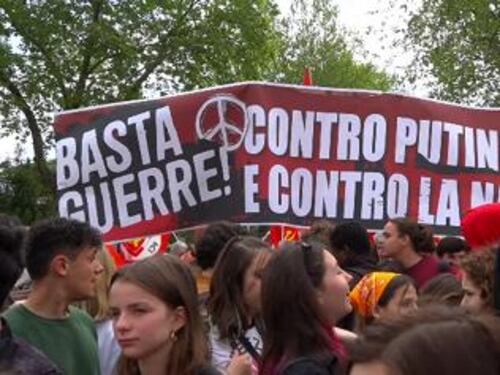 25 aprile, striscioni contro la Nato: scoppia la polemica