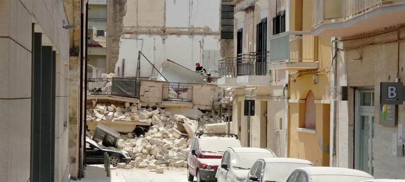 Crolla una palazzina, paura a Matera: sul posto odore di gas 2