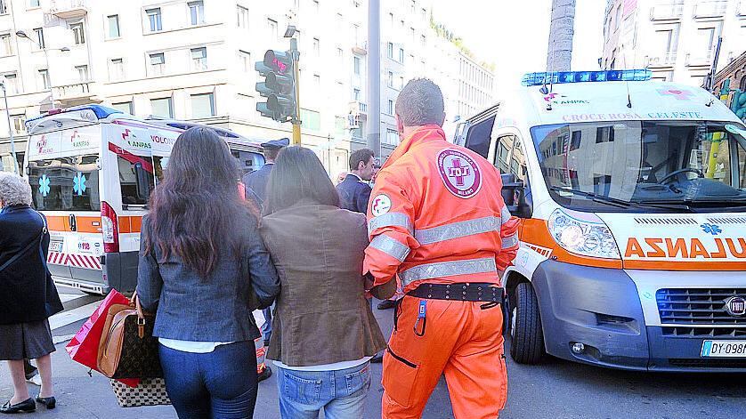 Protesta degli operai davanti all'azienda: feriti otto carabinieri