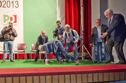Cpitombolo del segretario Epifani sul palco di Avellino 3