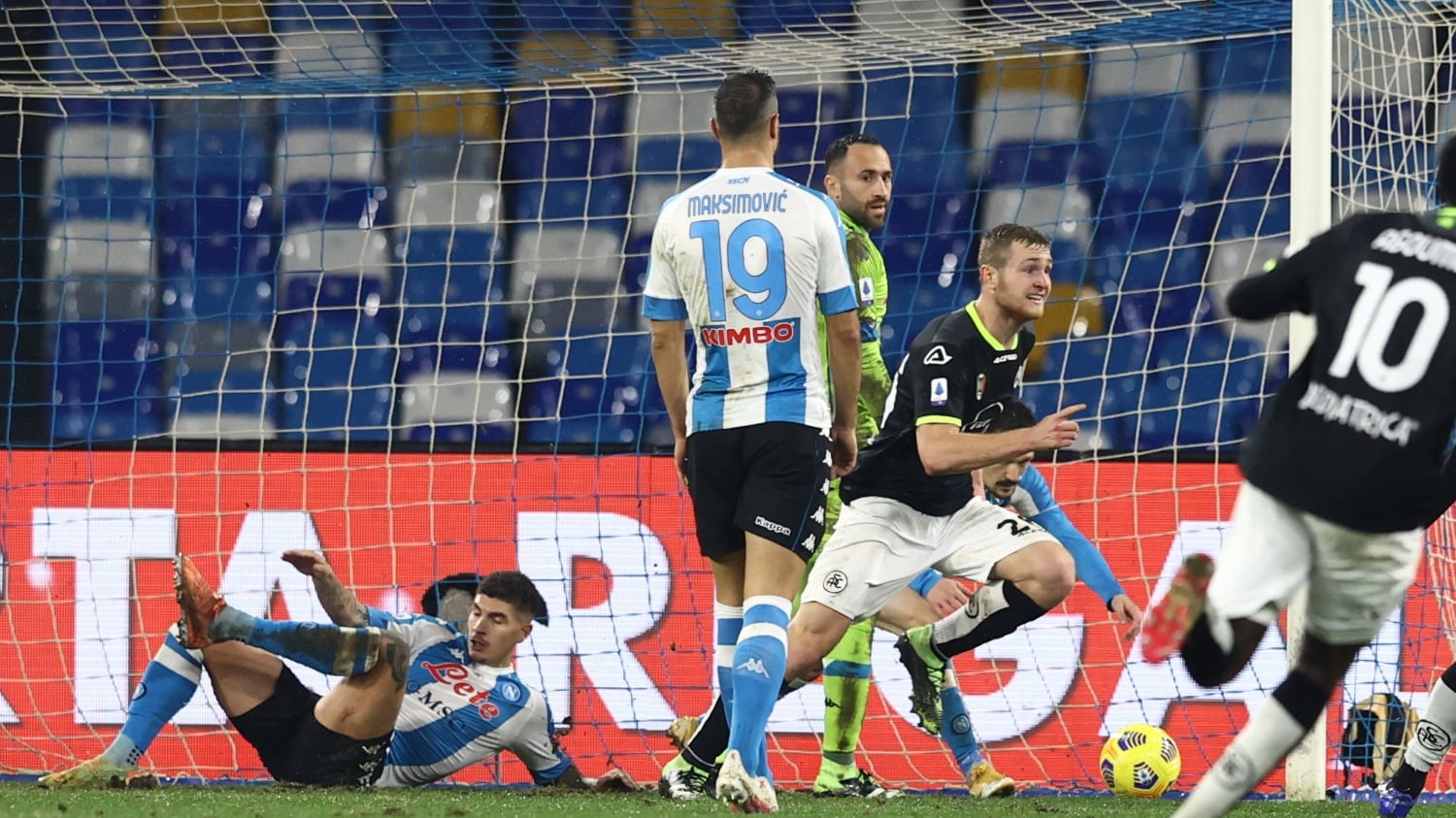 Napoli sprecone: tanti tiri, un gol. Impresa Spezia che vince in 10