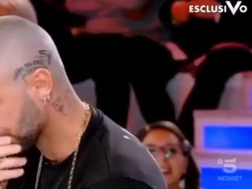Incidente in diretta per Corona: "Ti è caduto il dente?". E il pubblico ride
