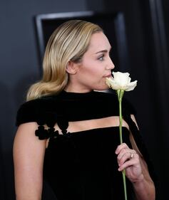 Miley Cyrus abbandona le trasgressioni ai Grammy 2018 12