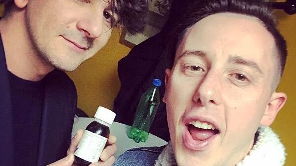 Francesco Mandelli e Shade, foto choc con la codeina, il web non perdona