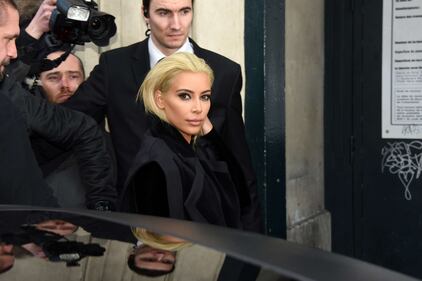 Kardashian cambia look: caschetto biondo platino 5