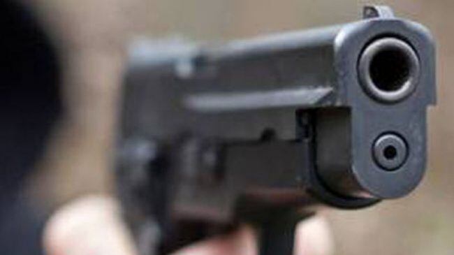 Noci (Bari), fanno irruzione in una casa col kalashnikov e sequestrano un ragazzo. In manette cinque persone