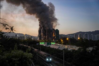 Vasto incendio a Hong Kong: le immagini del complesso residenziale in fiamme 9