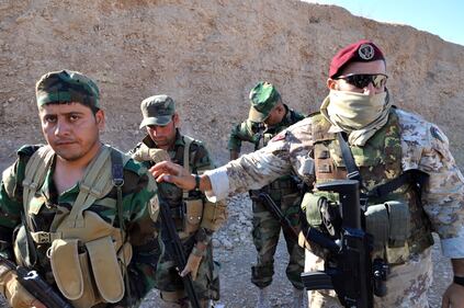 Così i parà addestrano i curdi a Erbil 16