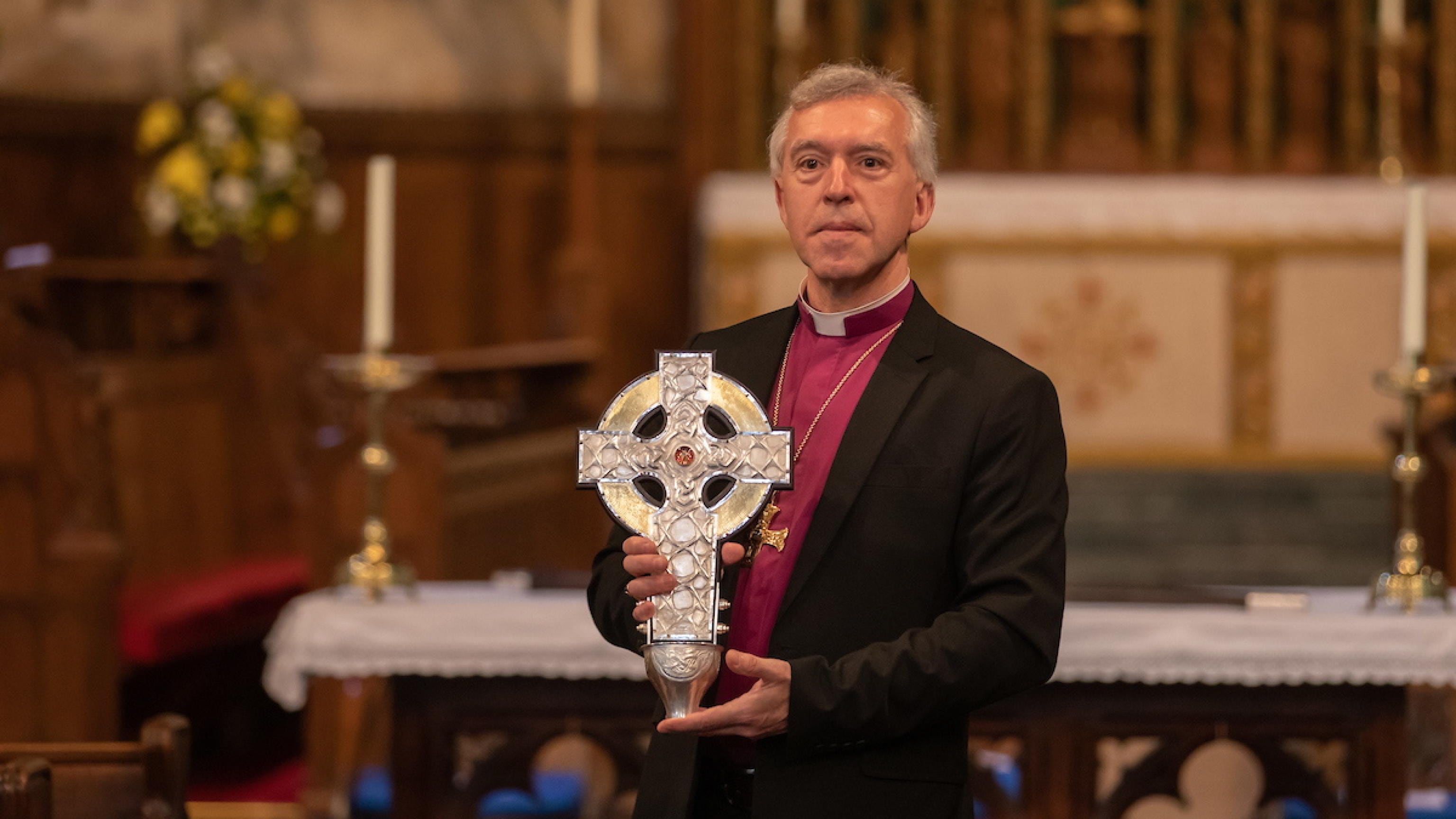 Francesco regala la vera croce, ma gli anglicani gli "rubano" la cattedra
