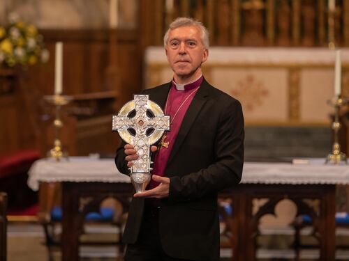 Francesco regala la vera croce, ma gli anglicani gli "rubano" la cattedra