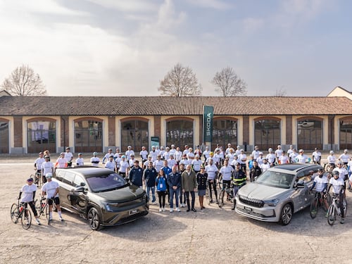 Auto e biciclette, Škoda lancia “Stessa Strada”: un progetto per migliorare la sicurezza