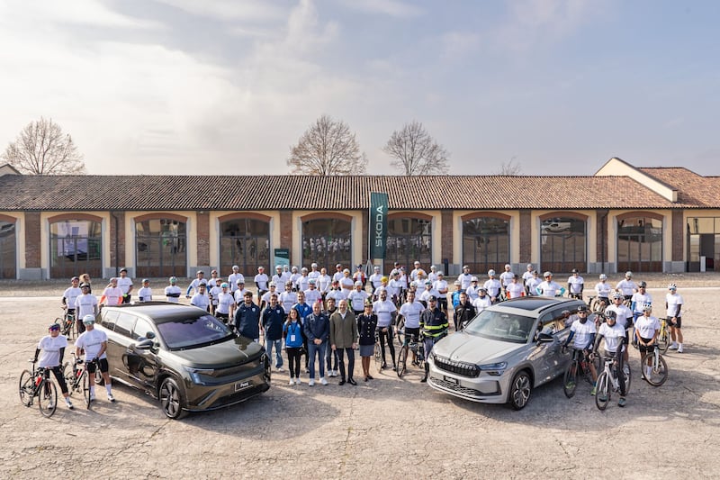 Auto e biciclette, Škoda lancia “Stessa Strada”: un progetto per migliorare la sicurezza