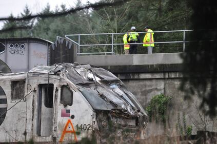 Seattle, treno deraglia e precipita sull'autostrada 5