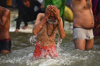India: i devoti nelle foto dal fiume Gange  8