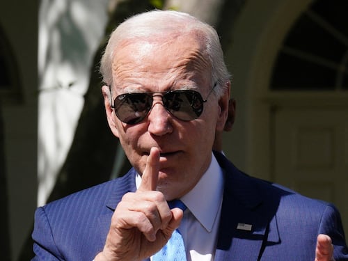 Biden va al contrattacco sul rischio impeachment. I media: "Non si candidi"