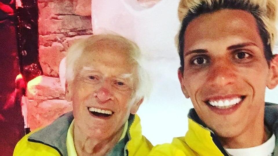 Muore a 81 anni l'ex prete sposato col toy-boy. Il ragazzo: "Ho pianto". E ora si becca l'eredità
